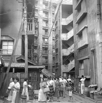 「端島銀座」と呼ばれたメインストリート。右のアパートの地下に会社の購買会、左のアパート１階に個人商店がある。